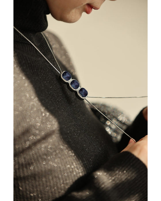 長さ調整可能。3つのジュエル輝くラリアットネックレス