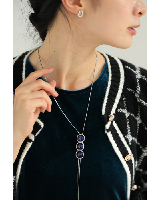 長さ調整可能。3つのジュエル輝くラリアットネックレス