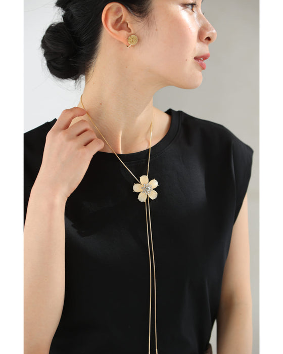 パーツの位置を変えられる。ミルキーな花びらラリエットネックレス