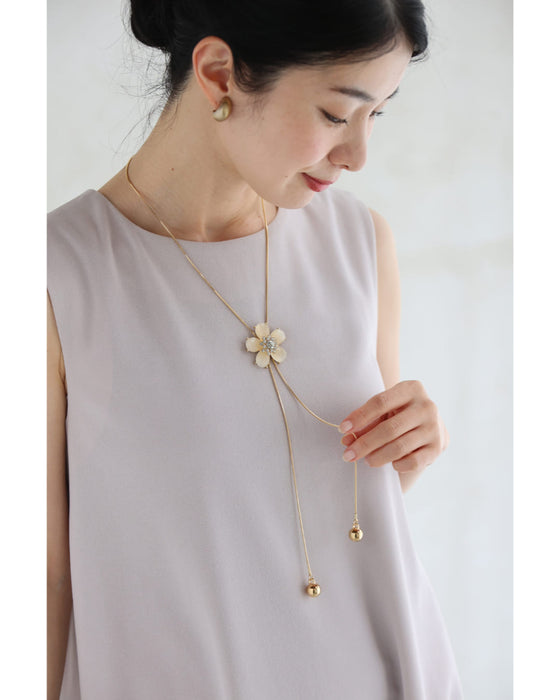 パーツの位置を変えられる。ミルキーな花びらラリエットネックレス