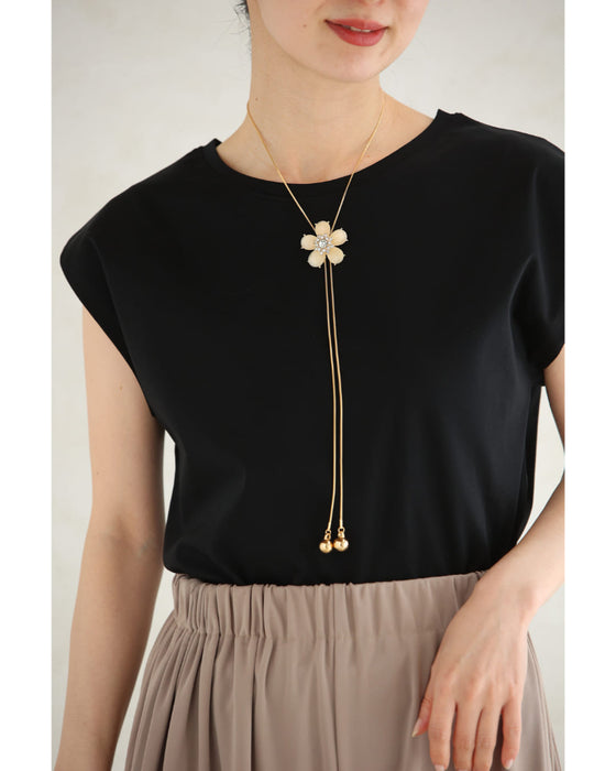 パーツの位置を変えられる。ミルキーな花びらラリエットネックレス