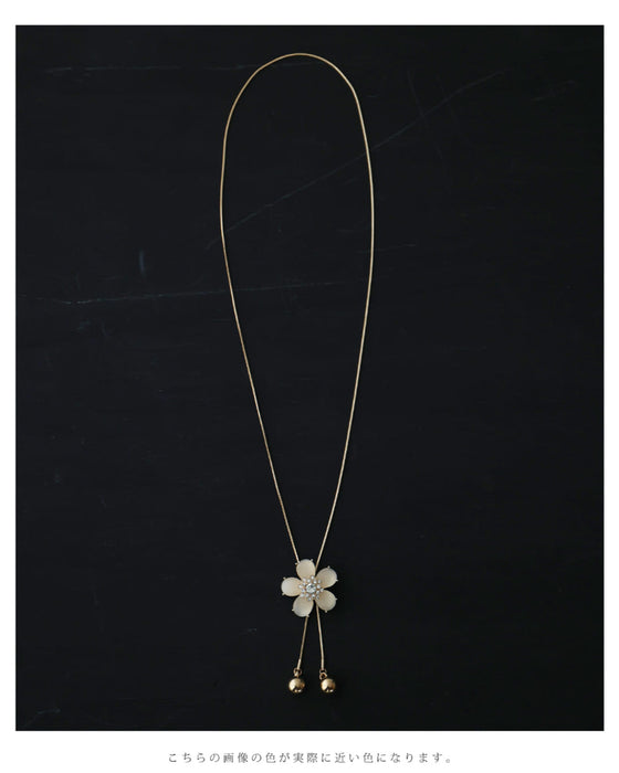 パーツの位置を変えられる。ミルキーな花びらラリエットネックレス