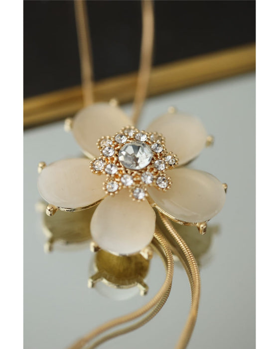 パーツの位置を変えられる。ミルキーな花びらラリエットネックレス