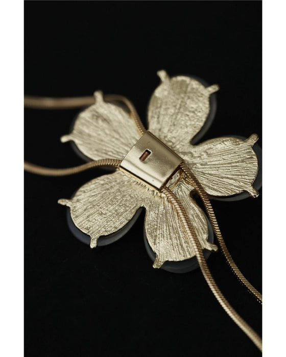 パーツの位置を変えられる。ミルキーな花びらラリエットネックレス