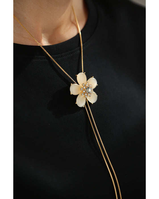 パーツの位置を変えられる。ミルキーな花びらラリエットネックレス