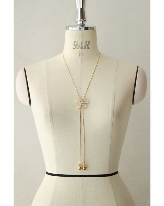 パーツの位置を変えられる。ミルキーな花びらラリエットネックレス