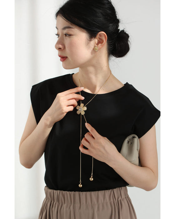 パーツの位置を変えられる。ミルキーな花びらラリエットネックレス