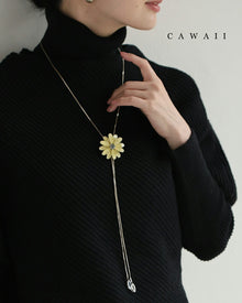  雫ビジュー揺れる立体花のラリアットネックレス