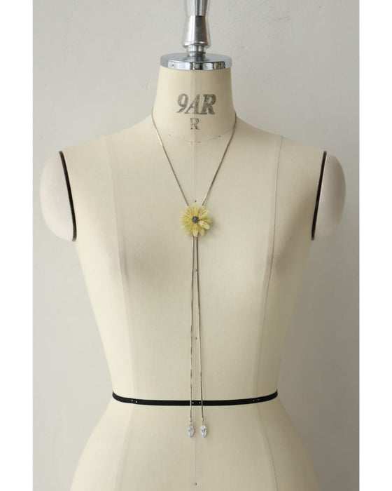 雫ビジュー揺れる立体花のラリアットネックレス