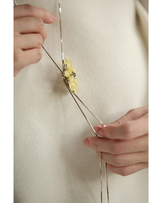 雫ビジュー揺れる立体花のラリアットネックレス