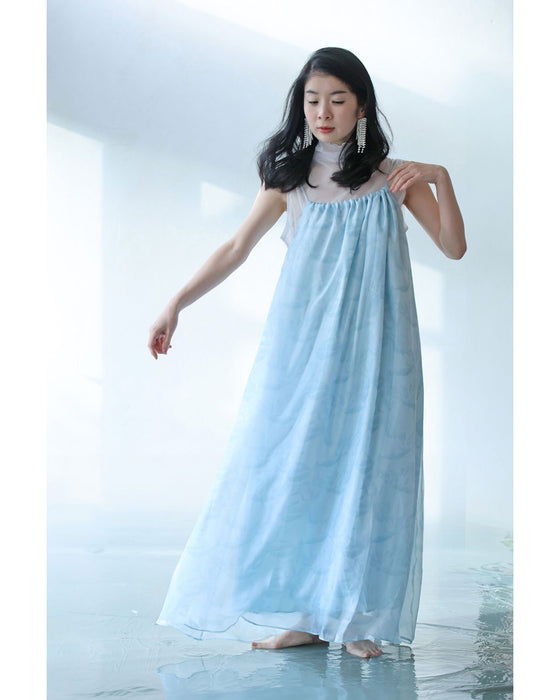 水面に揺れるリーフ柄のシフォンロングワンピース