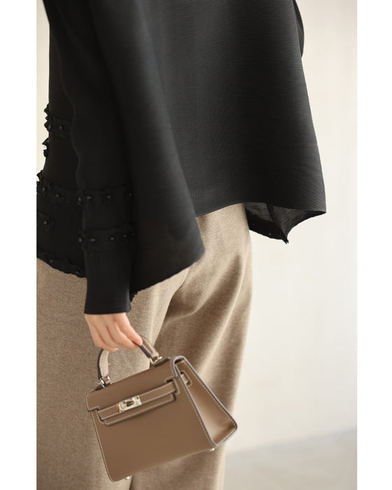 パールを飾ったフリルラインのプリーツカットソートップス