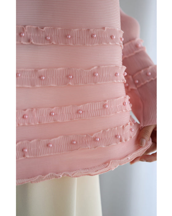 パールを飾ったフリルラインのプリーツカットソートップス