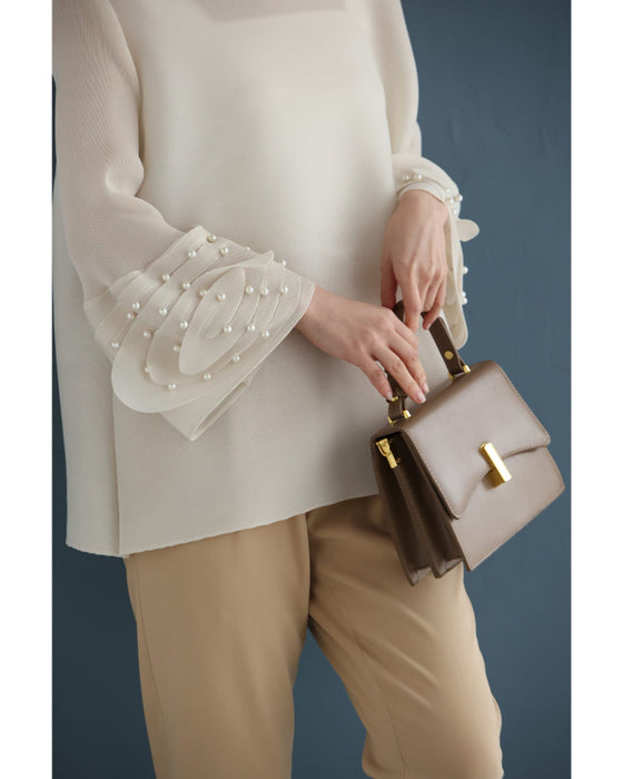 パール艶めく花びら袖のプリーツカットソートップス