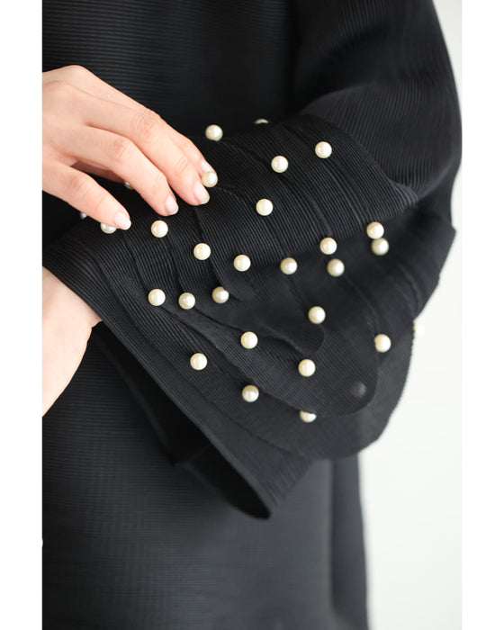 パール艶めく花びら袖のプリーツカットソートップス