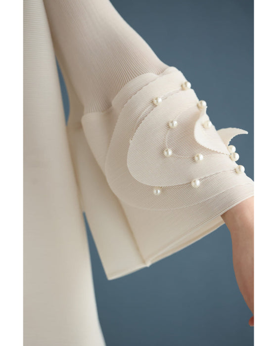 パール艶めく花びら袖のプリーツカットソートップス