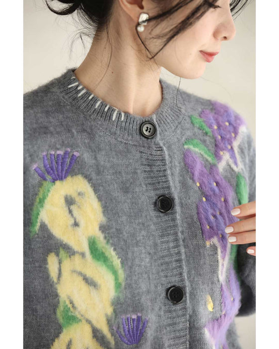 ふんわり浮かび上がる植物モチーフのニットカーディガン