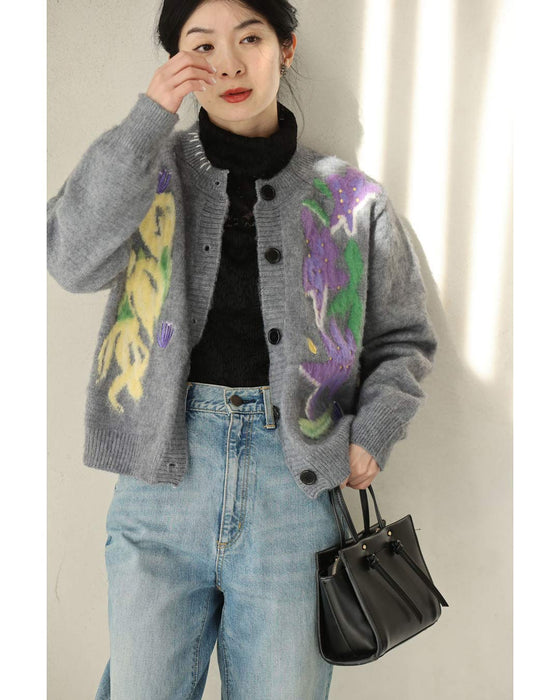 ふんわり浮かび上がる植物モチーフのニットカーディガン