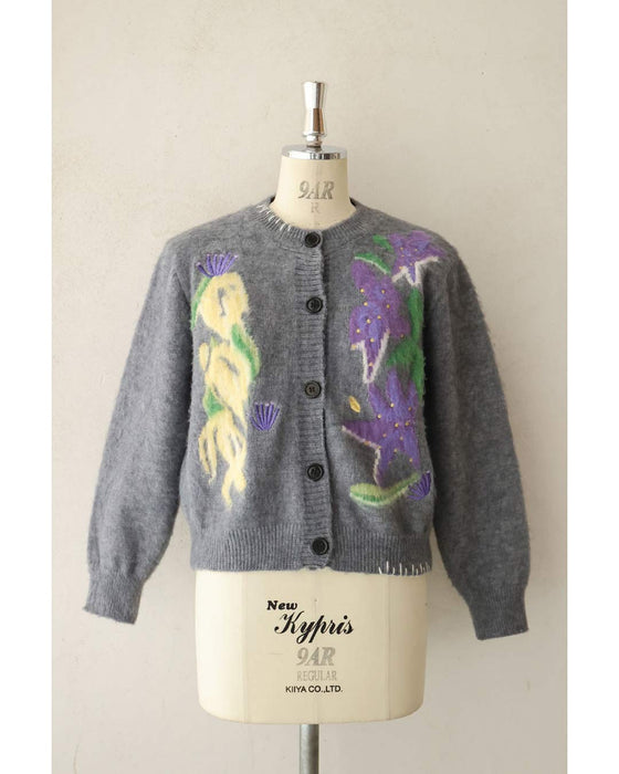 ふんわり浮かび上がる植物モチーフのニットカーディガン