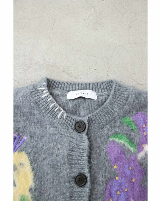 ふんわり浮かび上がる植物モチーフのニットカーディガン