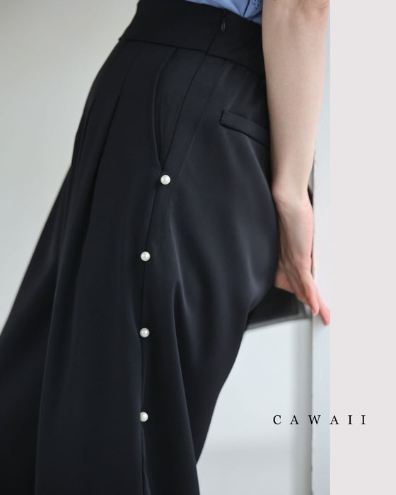 サイドに連なるパールのタックワイドパンツ