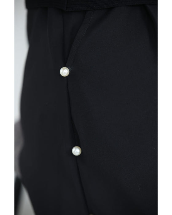 サイドに連なるパールのタックワイドパンツ