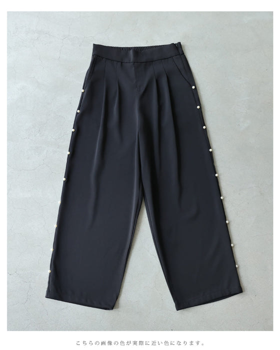 サイドに連なるパールのタックワイドパンツ