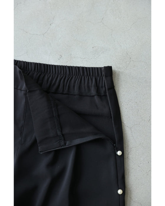 サイドに連なるパールのタックワイドパンツ