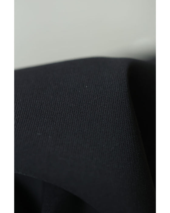 サイドに連なるパールのタックワイドパンツ