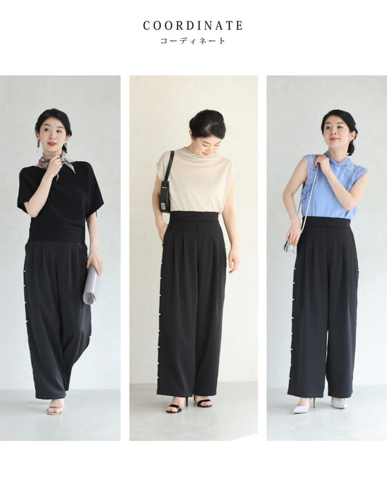 サイドに連なるパールのタックワイドパンツ