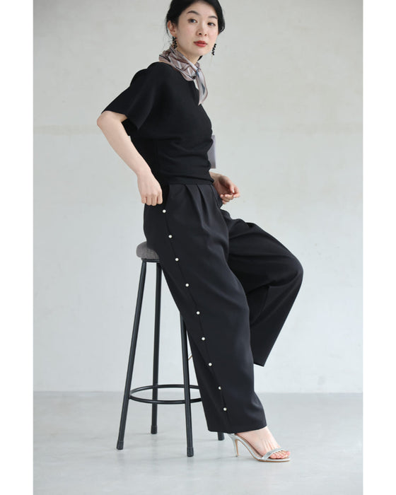 サイドに連なるパールのタックワイドパンツ