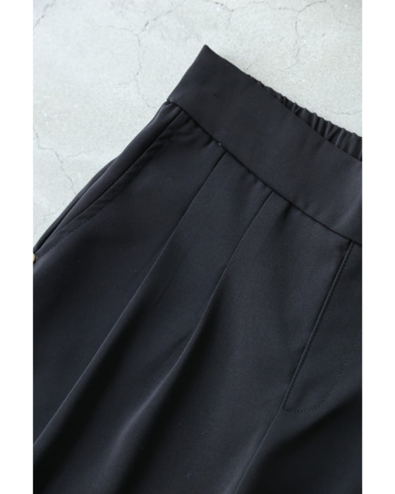 サイドに連なるパールのタックワイドパンツ