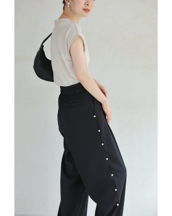 サイドに連なるパールのタックワイドパンツ