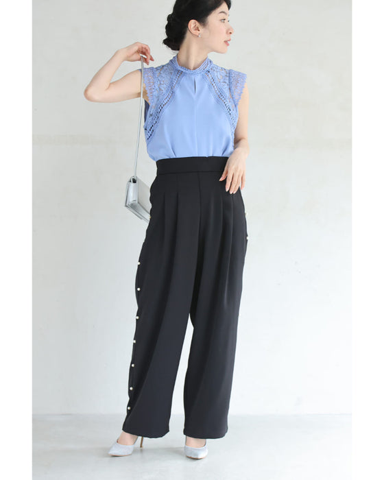 サイドに連なるパールのタックワイドパンツ