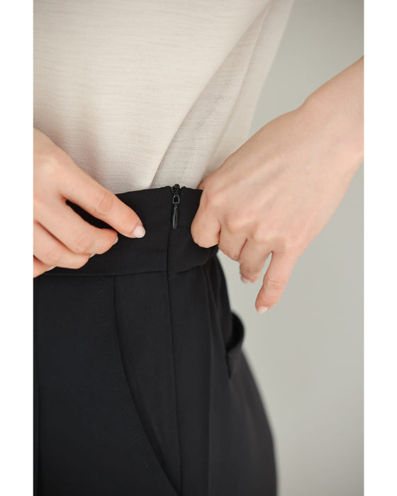 サイドに連なるパールのタックワイドパンツ