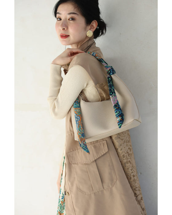 オリエンタルな柄が広がるドッキングプリーツミディアムワンピース(リボン付き)