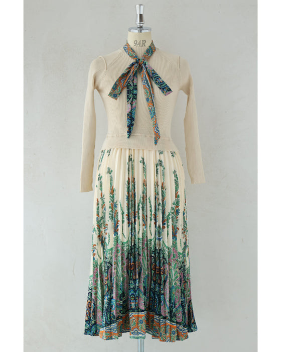 オリエンタルな柄が広がるドッキングプリーツミディアムワンピース(リボン付き)