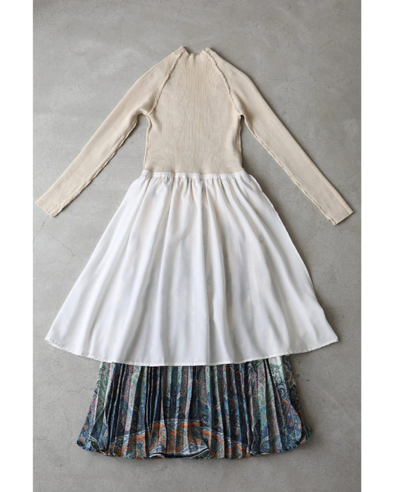 オリエンタルな柄が広がるドッキングプリーツミディアムワンピース(リボン付き)