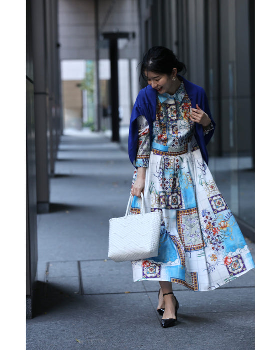 軽やかに風感じるスカーフ柄タックミディアムワンピース