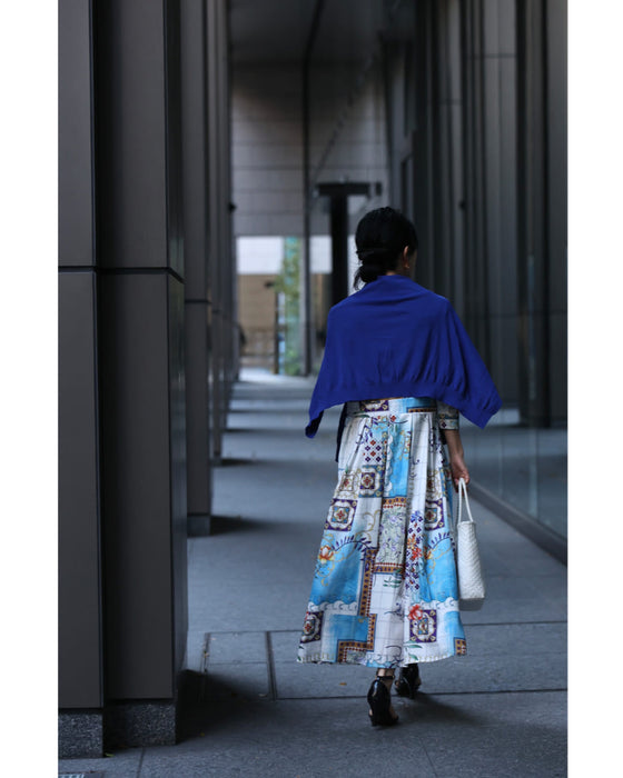 軽やかに風感じるスカーフ柄タックミディアムワンピース