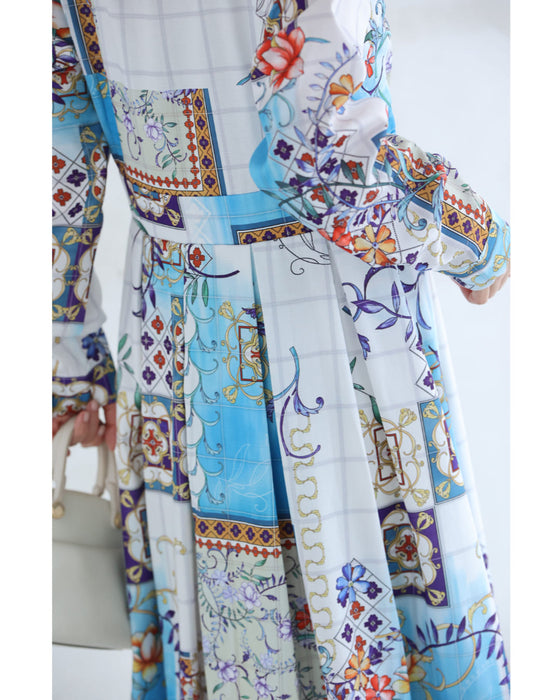 軽やかに風感じるスカーフ柄タックミディアムワンピース