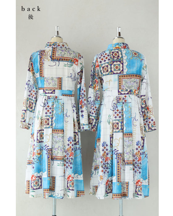 軽やかに風感じるスカーフ柄タックミディアムワンピース