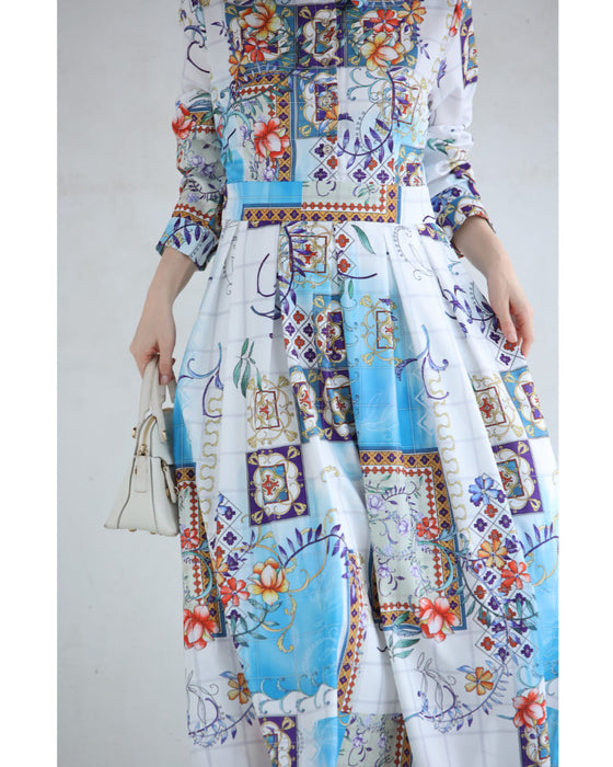 軽やかに風感じるスカーフ柄タックミディアムワンピース