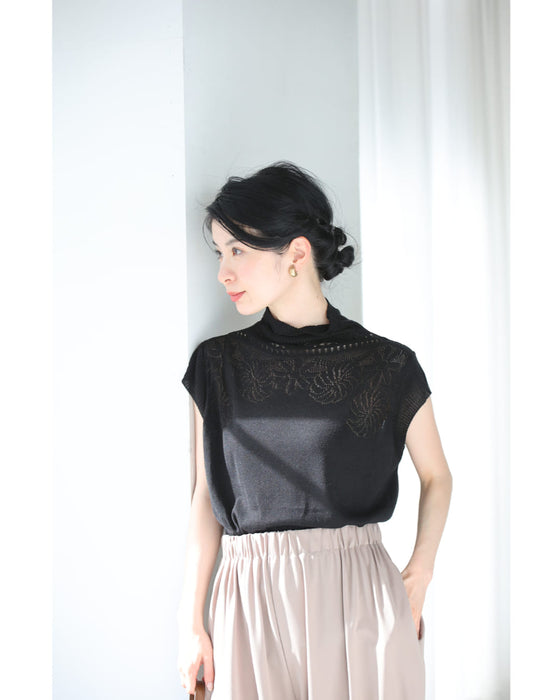 デコルテに浮かぶ花の透かし編みニットカットソー