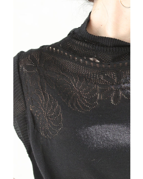 デコルテに浮かぶ花の透かし編みニットカットソー