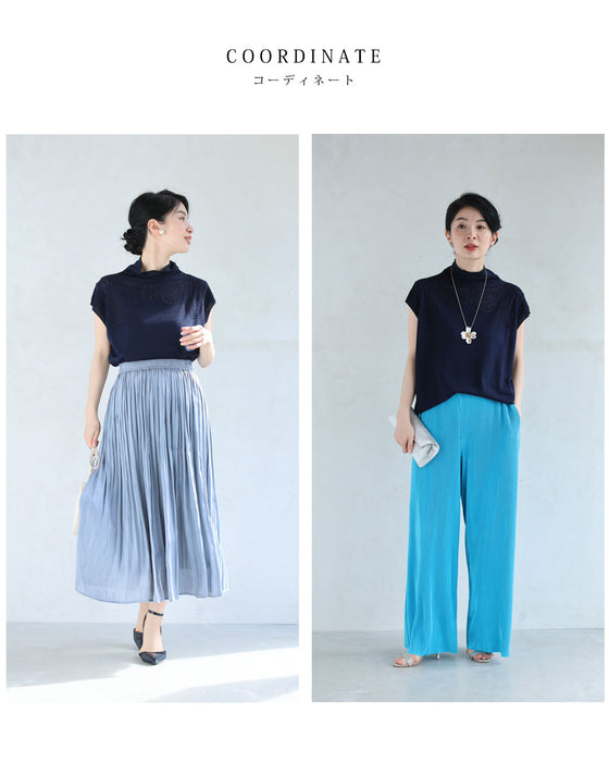 デコルテに浮かぶ花の透かし編みニットカットソー