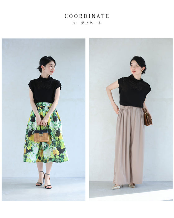 デコルテに浮かぶ花の透かし編みニットカットソー