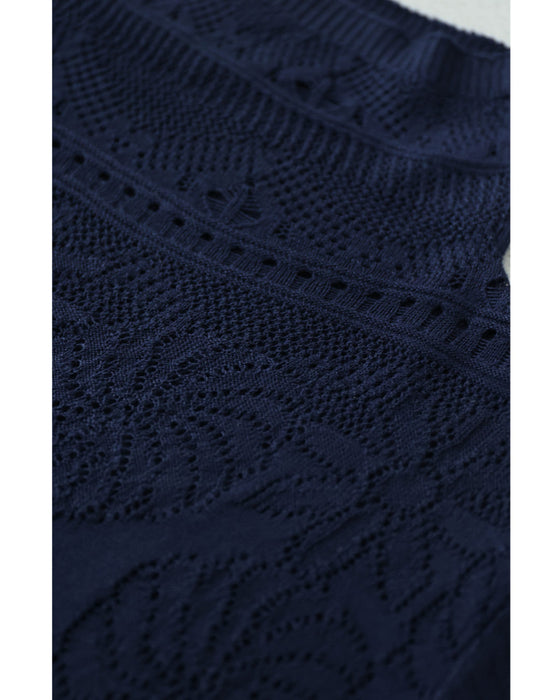 デコルテに浮かぶ花の透かし編みニットカットソー