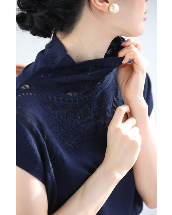 デコルテに浮かぶ花の透かし編みニットカットソー