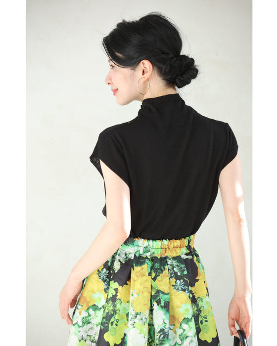 デコルテに浮かぶ花の透かし編みニットカットソー